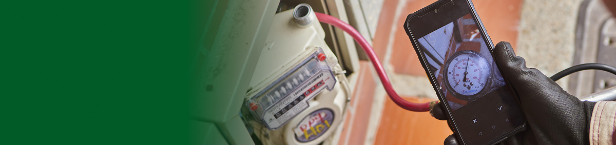 Consulta fecha revisión periódica Gas. La imagen de este acceso muestra la mano de un trabajador de epm con un equipo medidor