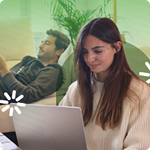 Fotografía de una mujer sentada en la sala usando una laptop 